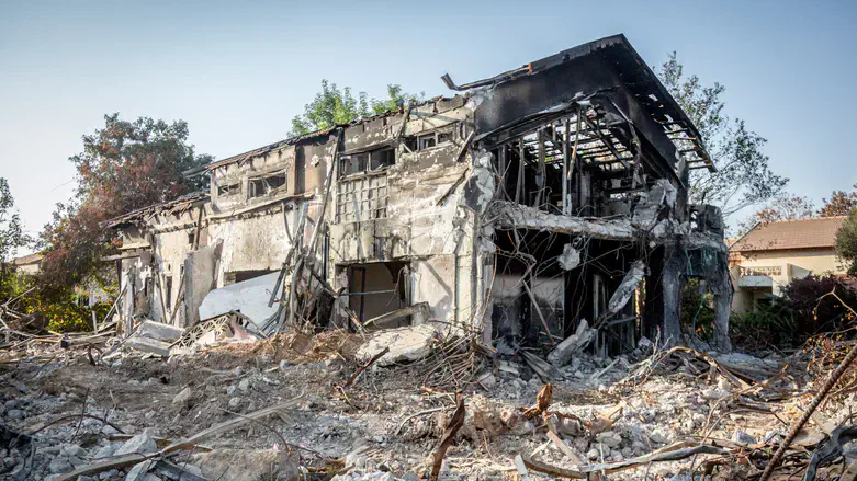 Один из разрушенных домов в кибуце Беэри. Иллюстрация