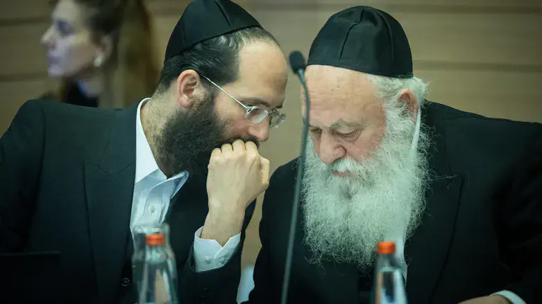 יהודה מורגנשטרן לצד גולדקנופף