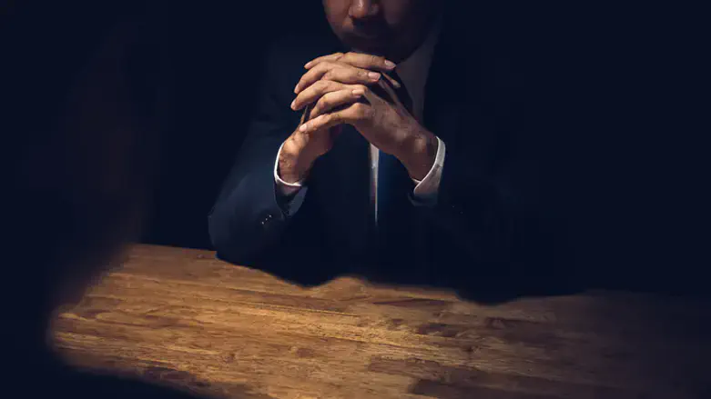 חדר חקירות, אילוסטרציה