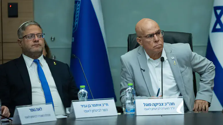 Члены "Оцма Иегудит" со значками в виде петли