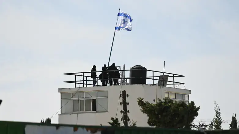 דגל ישראל על מבנה אונר"א