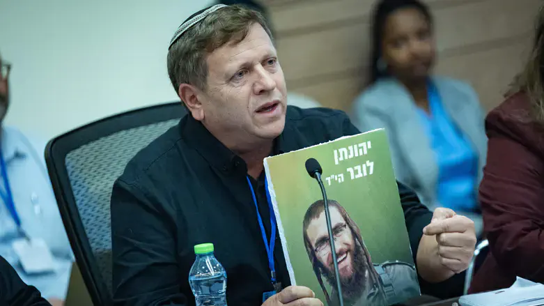 Хагай Любер с фотографией своего погибшего на войне сына