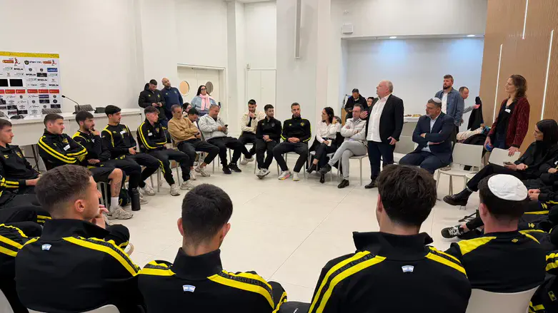 השר אמסלם אמש בפגישה עם שחקני הנוער של בית"ר