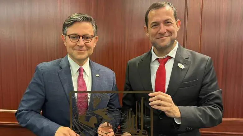 יוסי דגן ומייק ג'ונסון