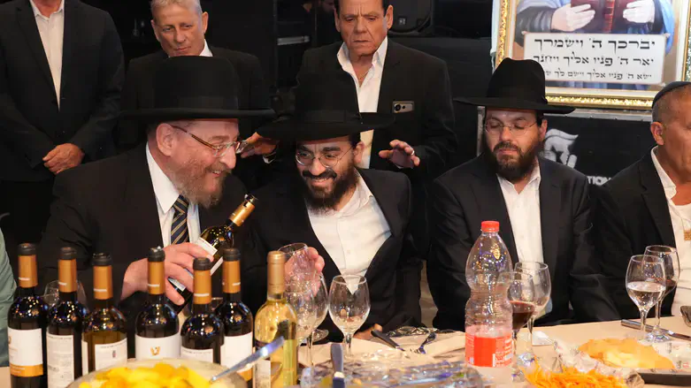 הרב יורם כהן (משמאל) יחד עם רבי פנחס אבוחצירא