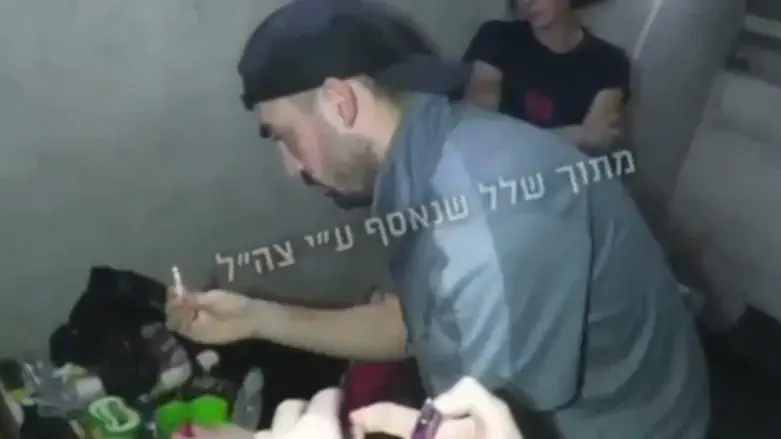 ששת החטופים שנרצחו מדליקים חנוכיה