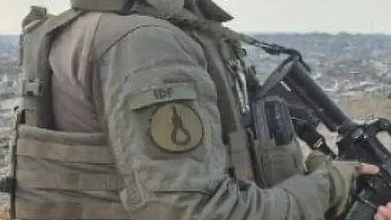 חייל הצטלם עם סמל של חבל תלייה