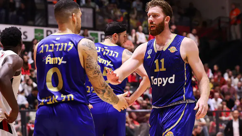 שחקני מכבי חוגגים ניצחון נוסף