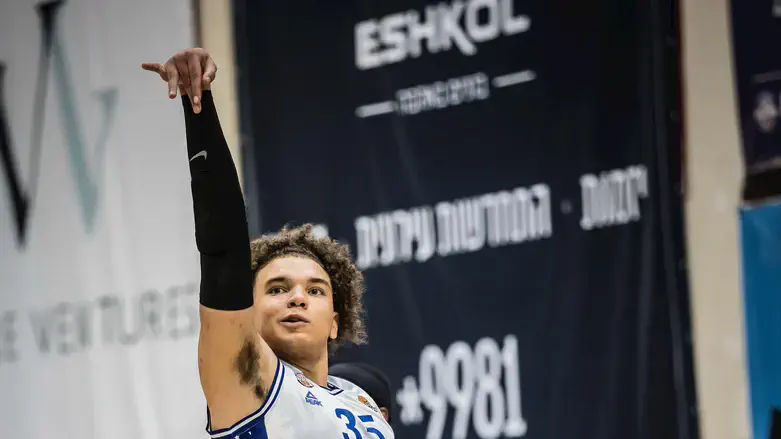 קרטר. הוביל את הרצליה לניצחון חמישי ברציפות