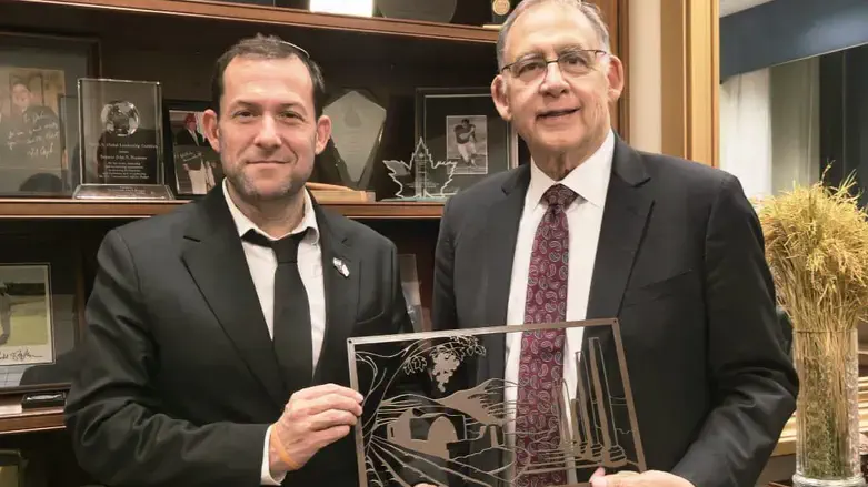 דגן מעניק תחריט של נופי השומרון