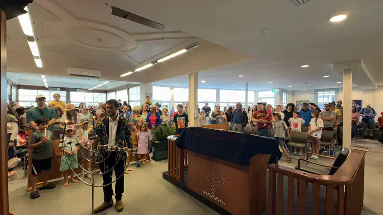 В Окленде зажгли ханукальную менору.