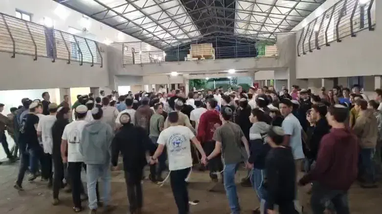 Учащиеся ешивы празднуют первый день Хануки