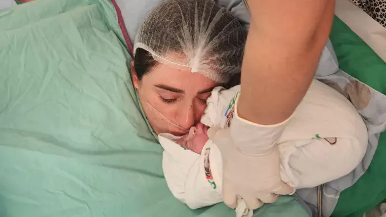 Мааян Алгали и ее новорожденный ребенок