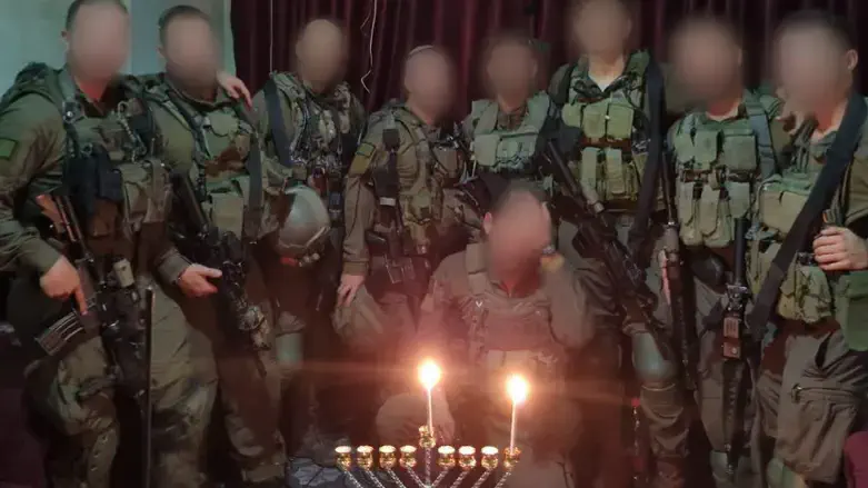 Подполковник А. с солдатами зажигает ханукальные свечи