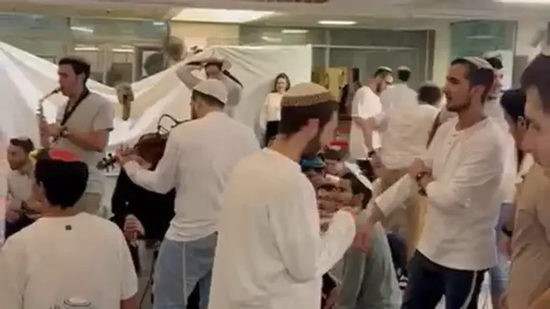 תלמידי מעלה אליהו משמחים בבית החולים