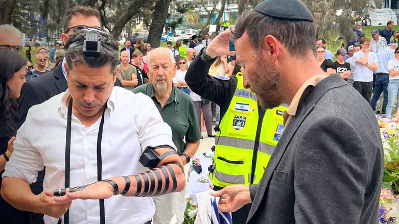 Министр диаспоры Амихайц Шикли в тфилине на месте теракта в Сиднее