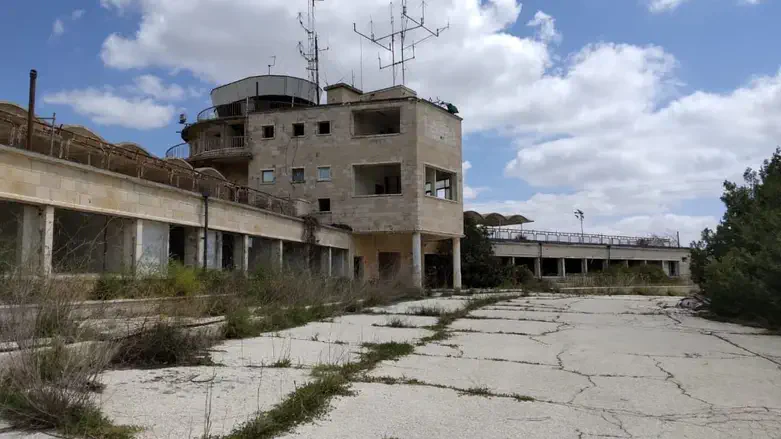 מבנה הטרמינל הנטוש בעטרות