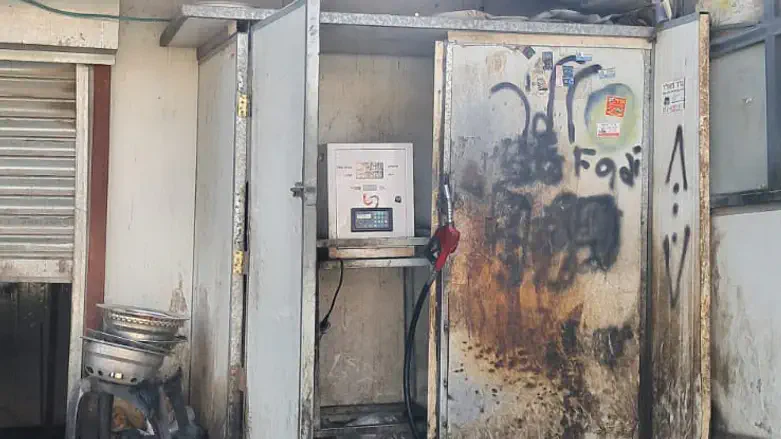 אחת מעשרות. תחנת דלק פיראטית