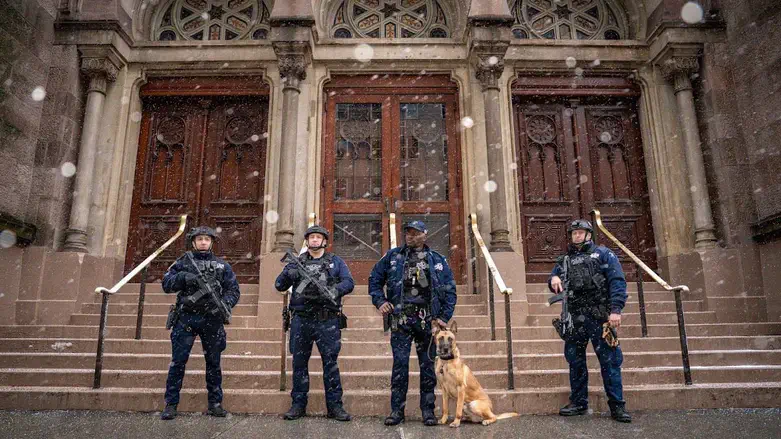 NYPD protect synagogue in New York City