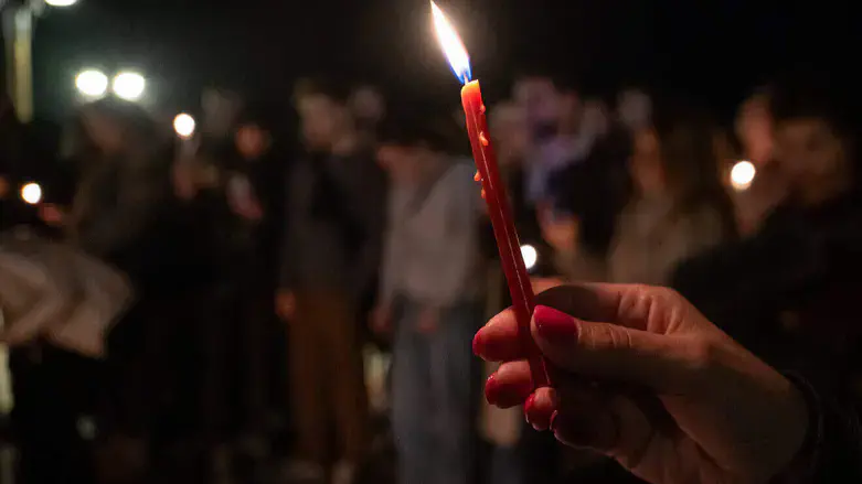 Candles lit at Tel Aviv Frishman Beach vigil