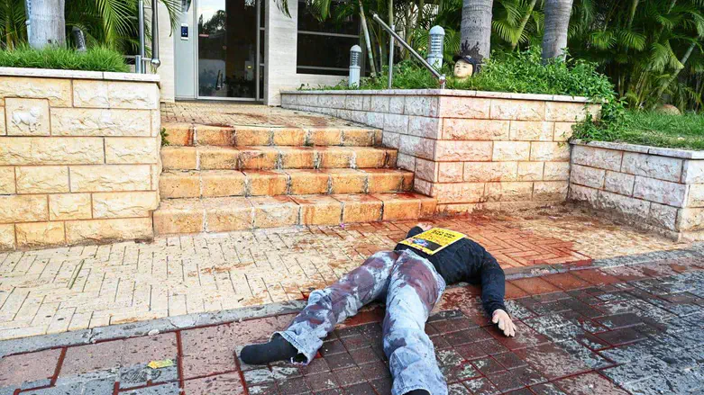 Обезглавленная кукла - знак протеста!