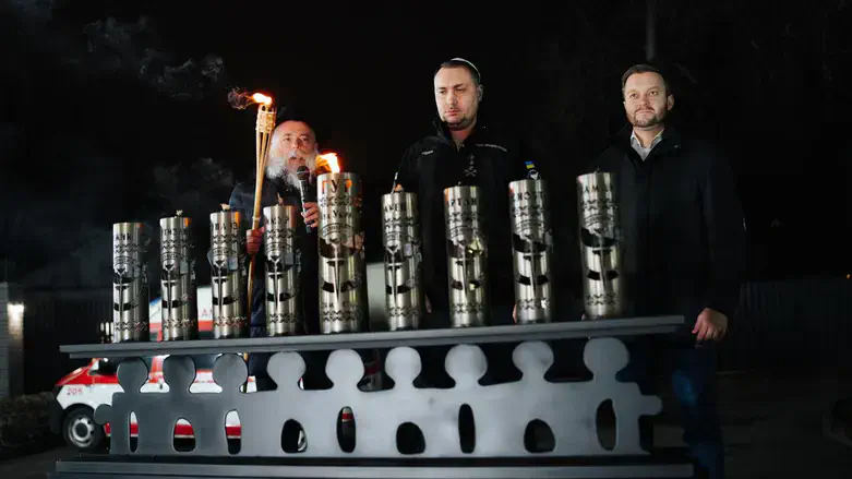 Кирилл Буданов зажигает ханукальные свечи