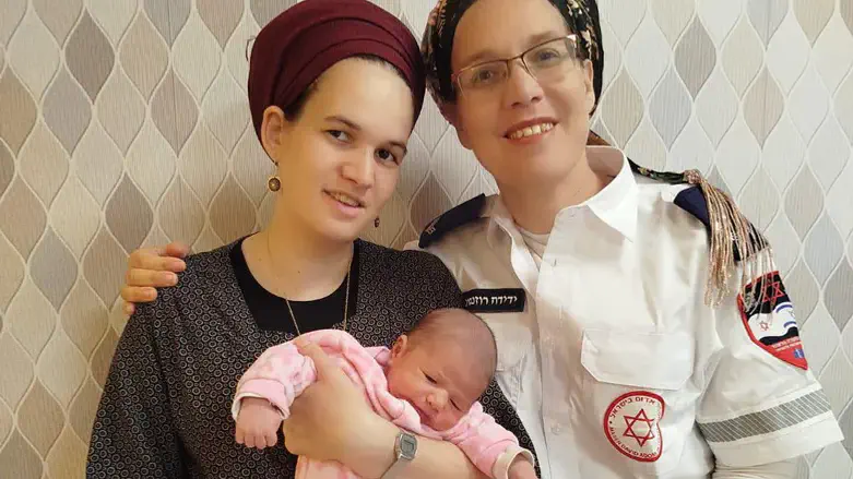 Yedida with her daughter and granddaughter