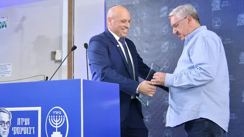 יגאל ברנד מעניק את הפרס ליעקב ברדוגו