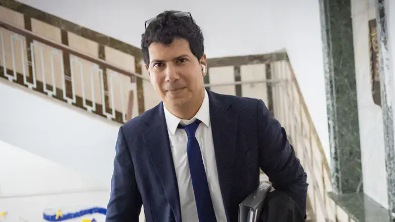 Амит Хадад входит в зал суда