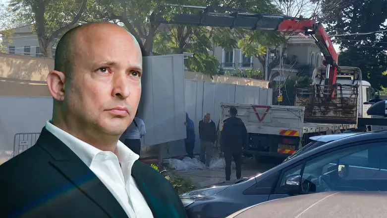 נפתלי בנט לצד ביתו