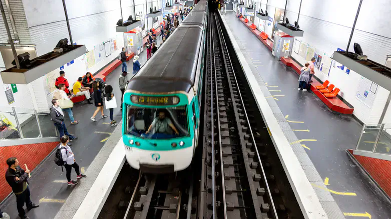 Paris metro station (illustration)