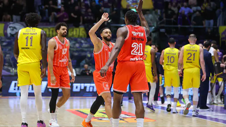 שחקני הפועל מול חולון הערב. ניצחון היסטורי