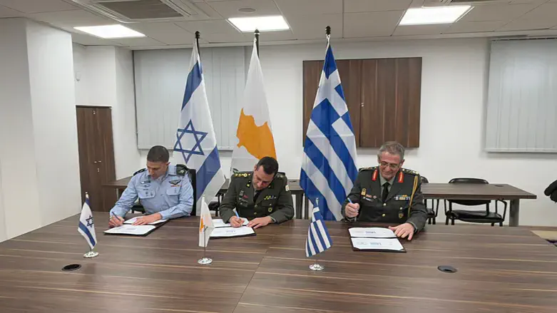 Signing the mutual military cooperation agree