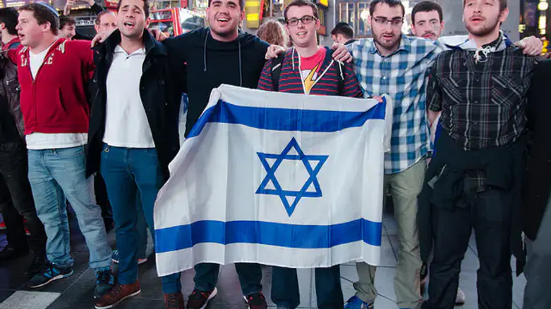 YU kumzitz for Israel at Times Square