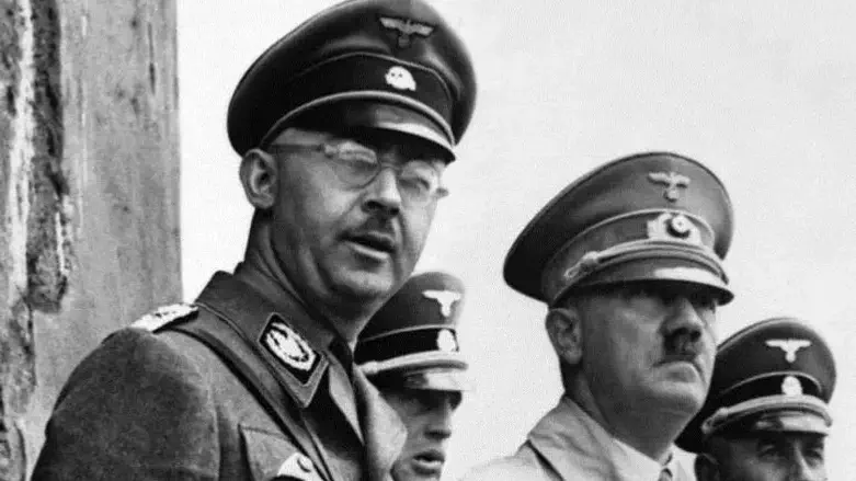 Генрих Гиммлер на ближнем плане рядом с Адольфом Гитлером