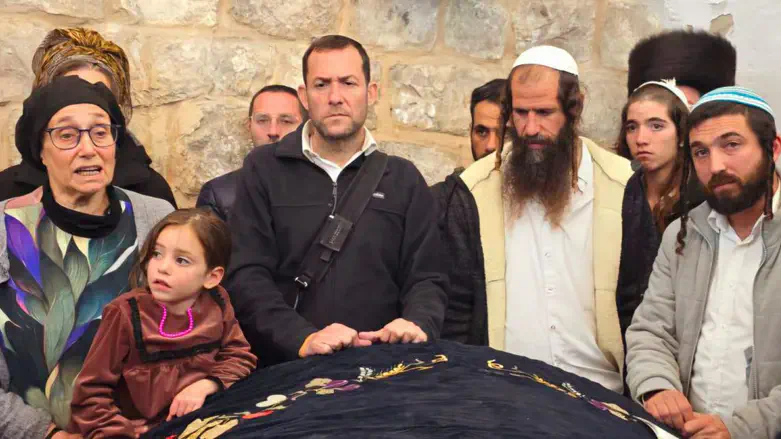 יוסי דגן וצבי סוכות בקבר יוסף