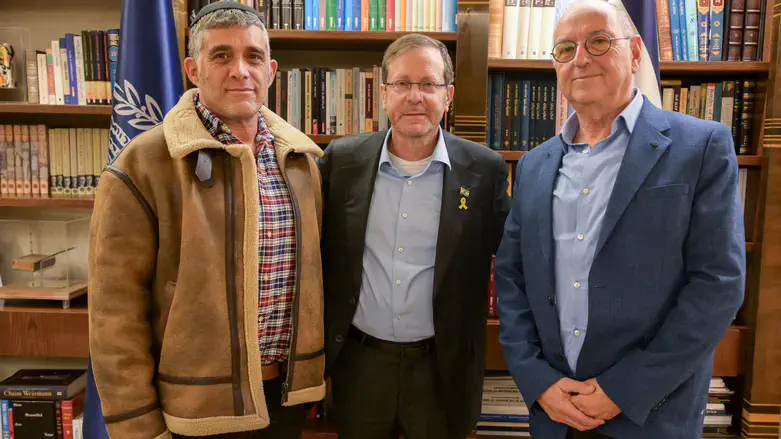 הרצוג עם צביקה גרינגליק ומשה שפירא