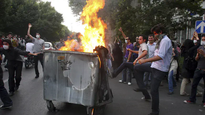 Беспорядки в Тегеране. Иллюстрация