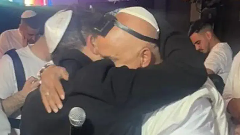 אלמוג כהן עם איתמר אלוס