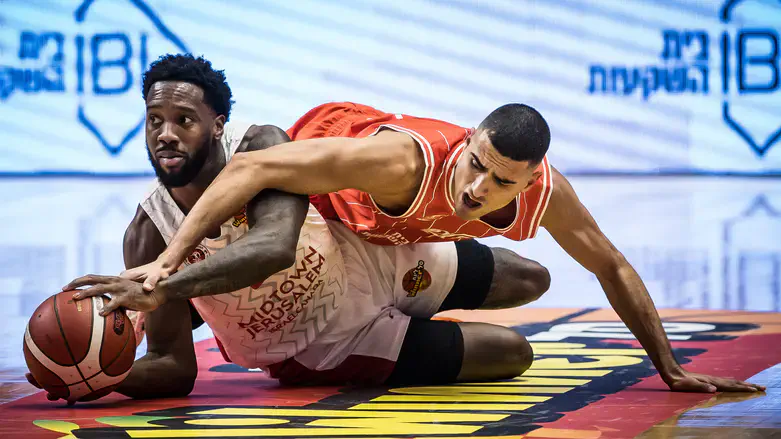 מדר וקרינגטון במאבק על הכדור הערב