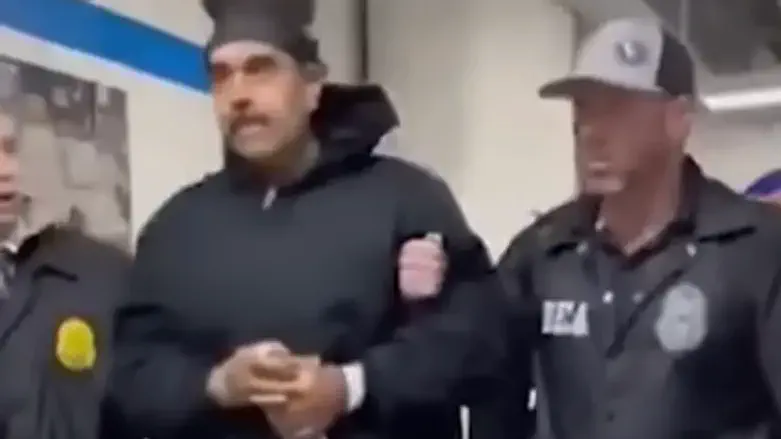 Николас Мадуро под арестом в чёрной тостовке и шапке