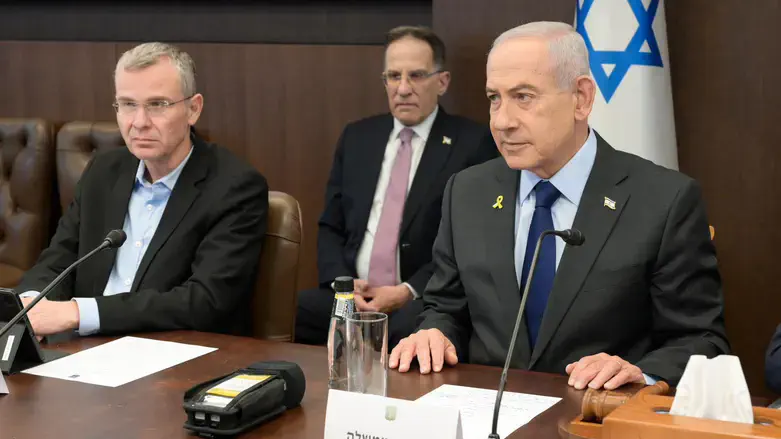 Netanyahu at Cabinet meeting