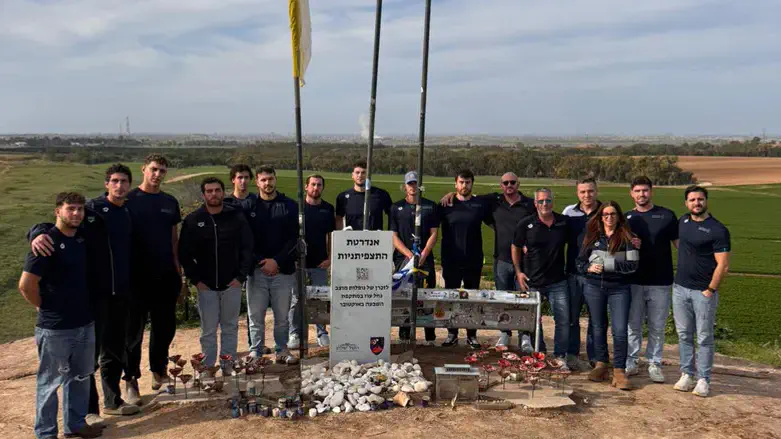 נבחרת הכדורמים באנדרטת התצפיתניות