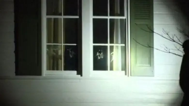 החלונות המנופצים בבית משפחת ואנס