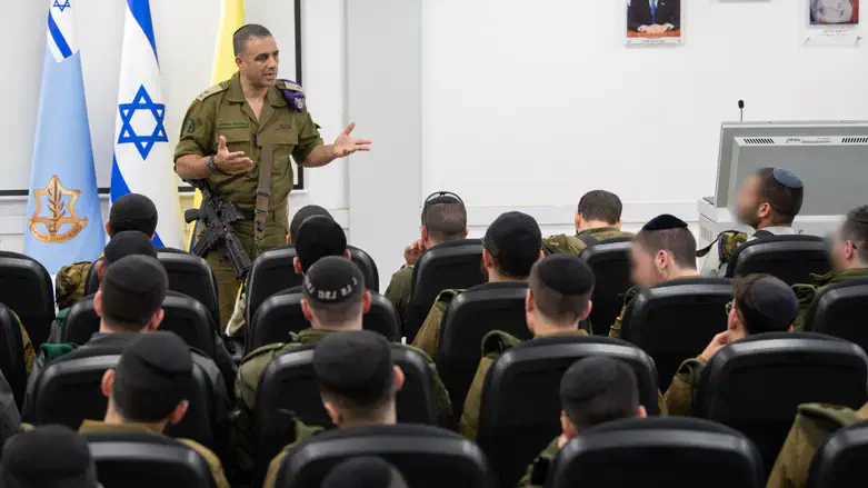 האלוף בר כליפא עם המתגייסים החרדים