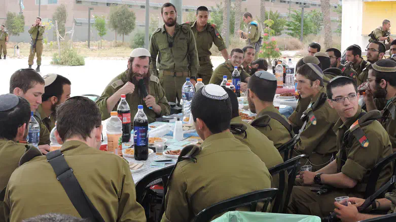 Rabbi Einhorn giving a Torah lesson
