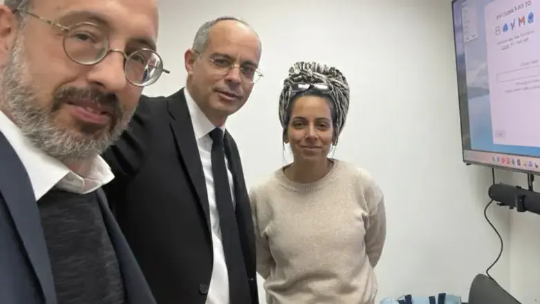 איילת לאש לצד עורכי דינה