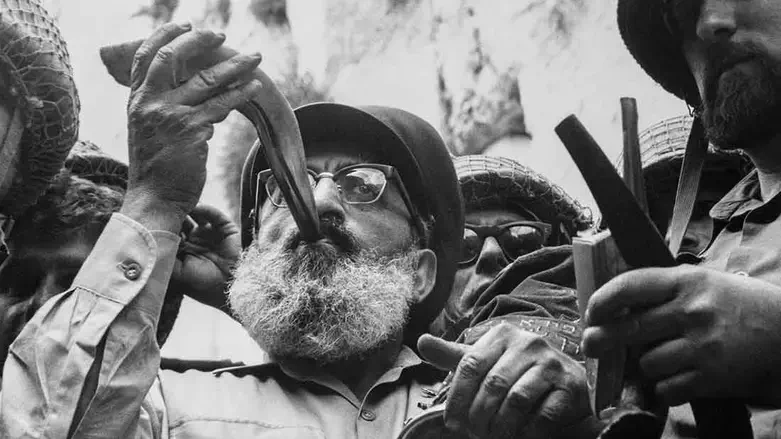 1967 Rav Goren blows shofar at the Kotel