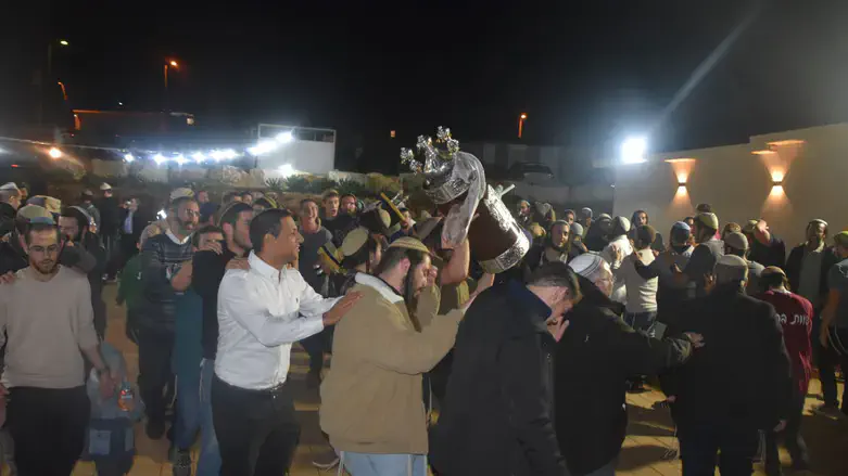 הכנסת ספר התורה