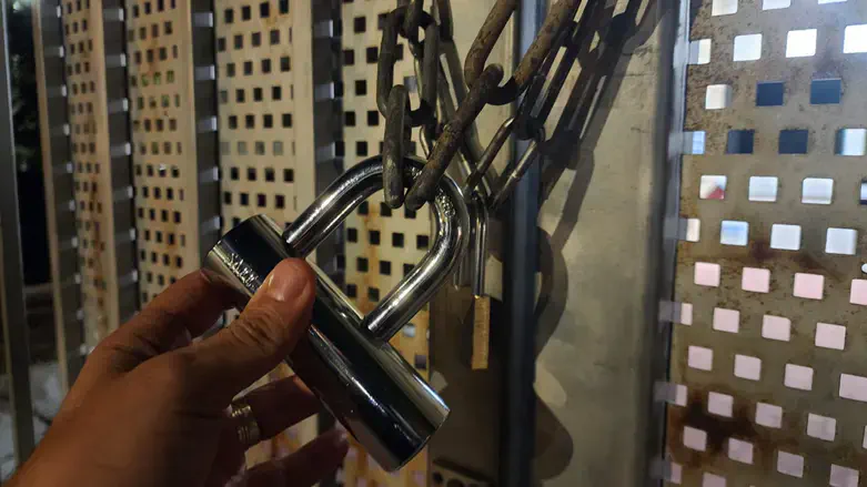 המנעול בנקודת המשטרה